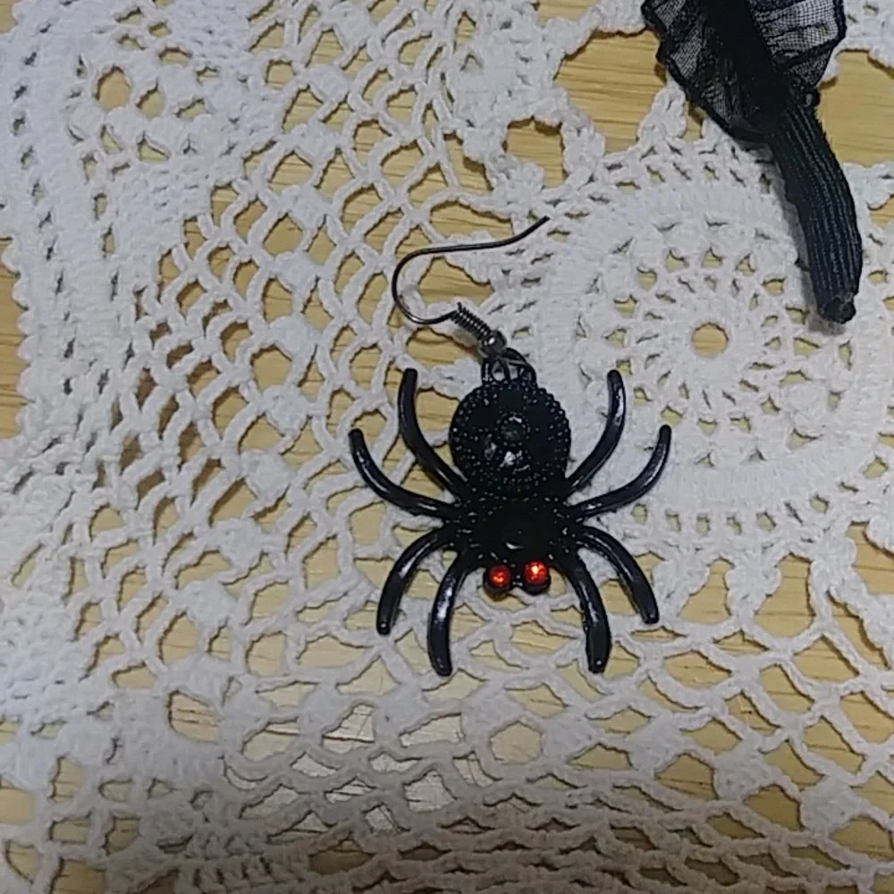 Middle Grade to Teen Halloween bundle - Spider jewelry, nail art, face art